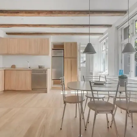 City With Cosy Backyard In Vibrant Area Appartement *
