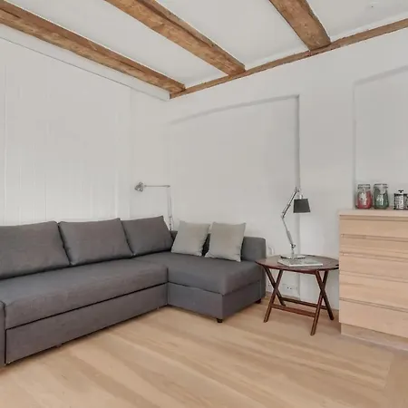 Apartment City With Cosy Backyard In Vibrant Area *