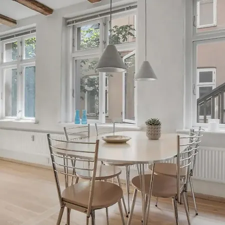 Apartment City With Cosy Backyard In Vibrant Area *